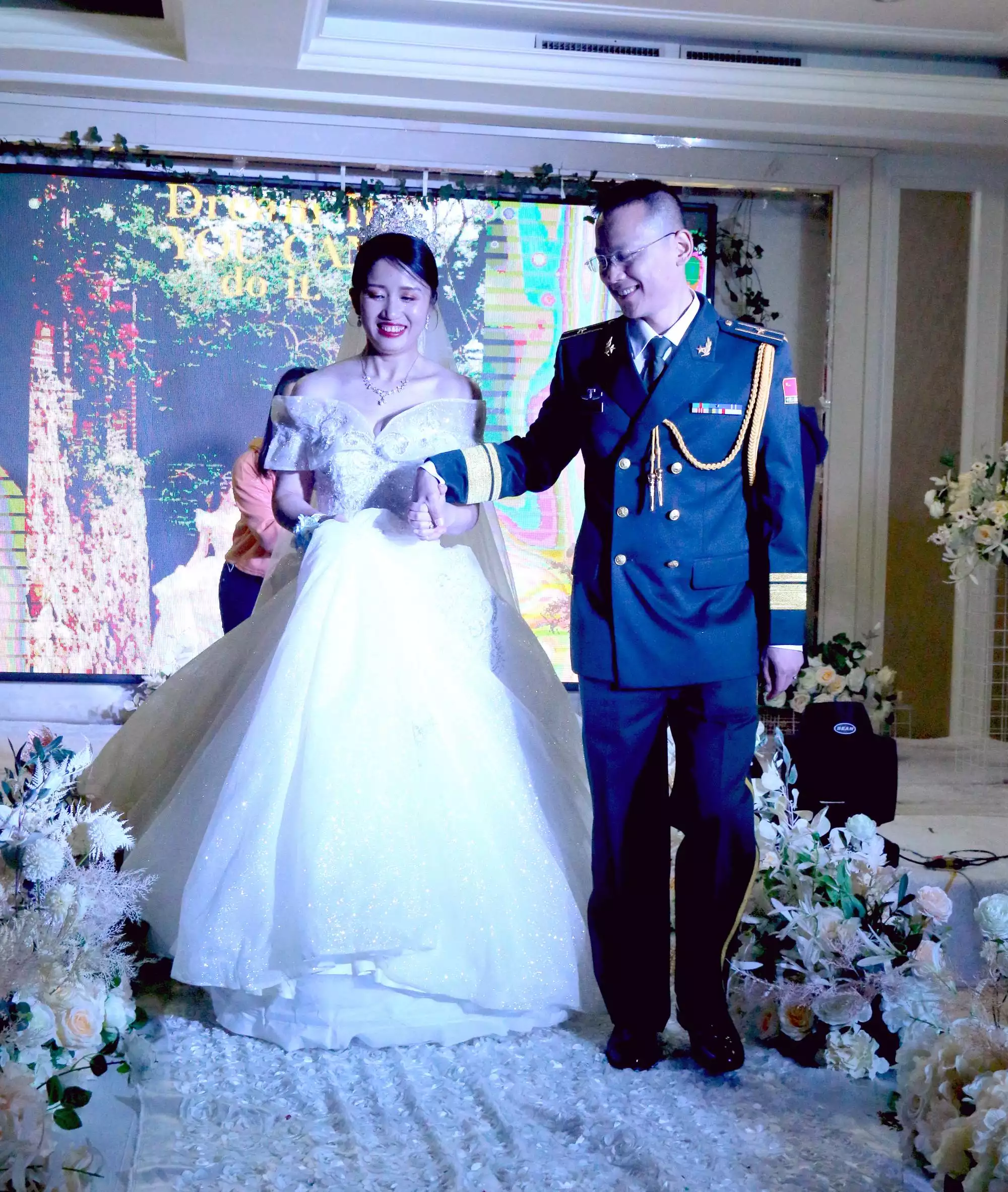 2、今年考了軍校研究生，有軍籍的。 想知道畢業後部隊結婚自由么，老婆能待在身邊么