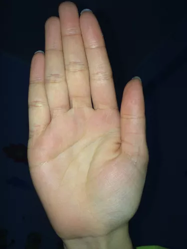 1、女生的婚姻線怎麼看:請問哪只手哪條線是女人的婚姻線