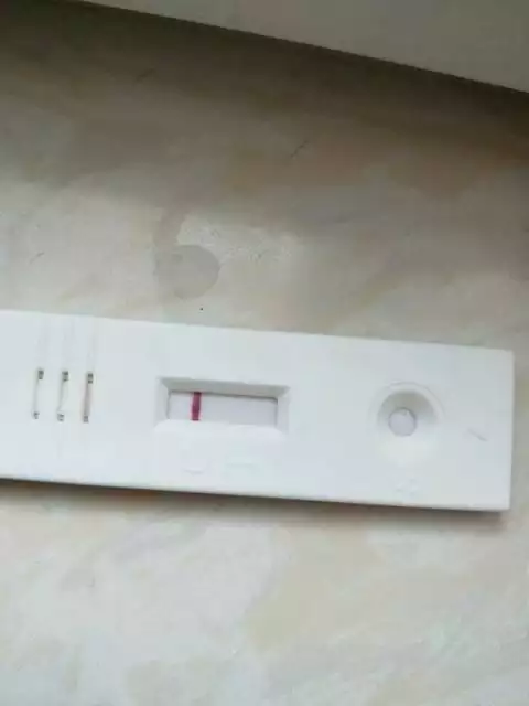 早早孕試紙一深一淺圖解：試紙測試一條深一條淺圖片