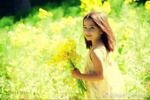 女生取藝名的話姓什麼好：女生起什麼名字最好聽。