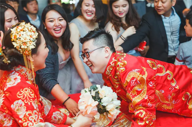 5、結婚當天的東西為什麼不能給別人:結婚用的東西可以送人么