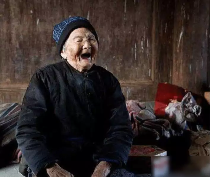 7、老人去世后張着嘴是吉:家裡老人81歲去世風俗