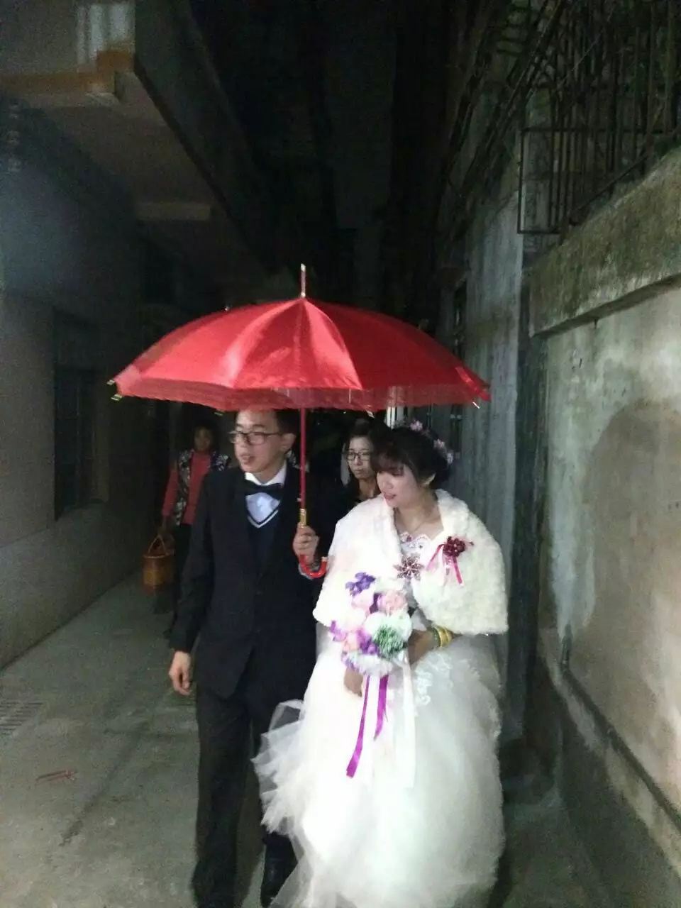 4、下雨天出嫁的新娘:結婚那天下雨怎麼辦 結婚出嫁時下雨有什麼說法好嗎