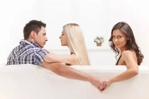 4、對於一個很愛他家庭的50多歲的男人還有婚外情他是什麼心理，他對那女人有感情嗎?