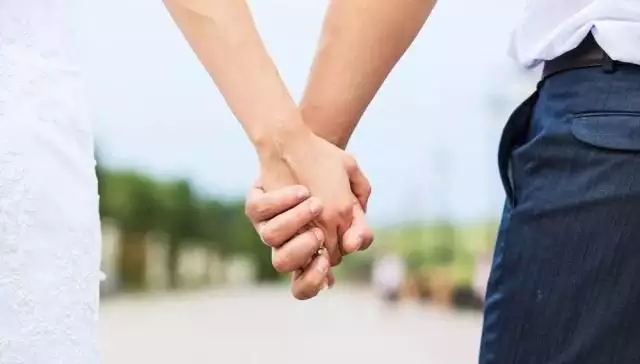 2、男比女大4歲可婚配嗎:男生比女生大4歲。好嗎？