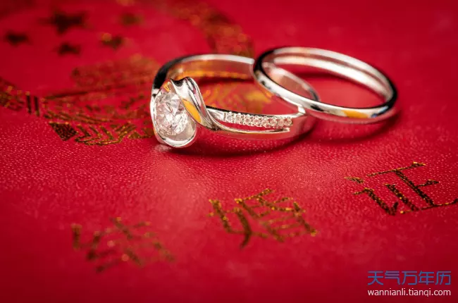 1、年10月國慶適合屬雞蛋吉日有那幾天日適合結婚嗎？