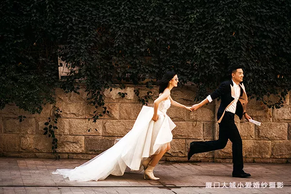 2、女人可有婚配類似的話語:世間萬物，唯有美食與可人的女人不能辜負