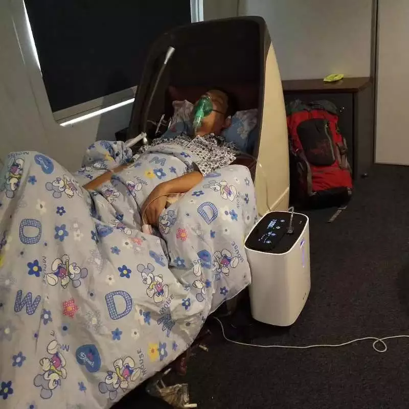 3、我有一個朋友是不能走的病人,請問乘坐高鐵車站有沒有綠色通道嗎?