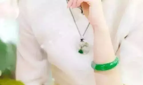 2、三種女人不適合戴翡翠:女孩子戴比較透的翡翠好看還是白色的翡翠？