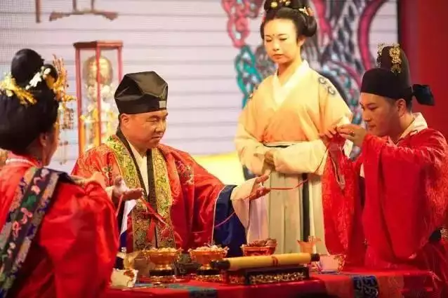 2、沒有婚配能同居嗎:有哪些教會教規劃定婚前不外的？