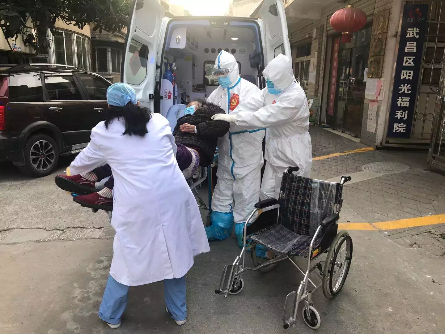 1、急救轉運病人時應注意:在現場急救時,應優先轉運哪一類病人?