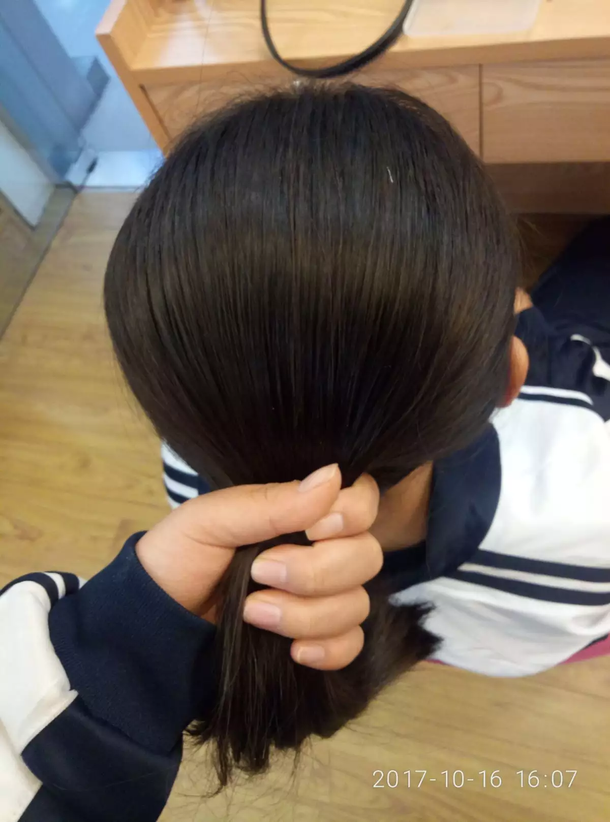 男孩頭上的旋偏右順時針，下一胎會是男孩還是女孩
