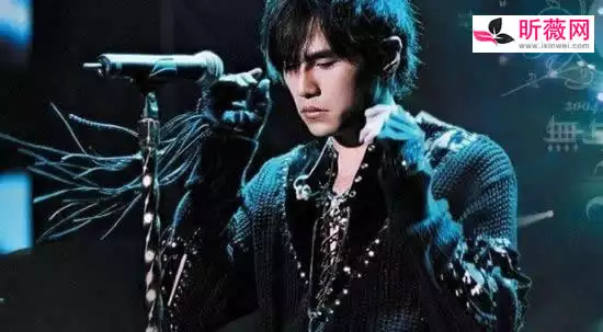 2、周杰倫歌曲大全首:周杰倫經典歌曲大全，十首歌曲就可以了！