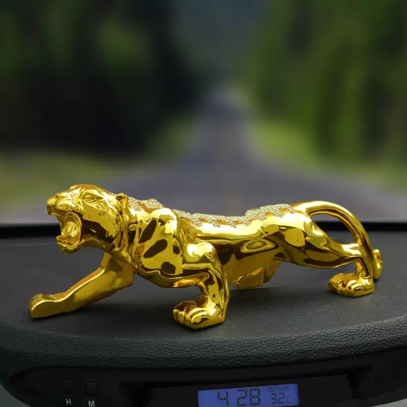 買了個車擺件金錢豹，朋友說這東西不能放車上，跪求懂得法給看看，車裡到底能放不？本人屬馬