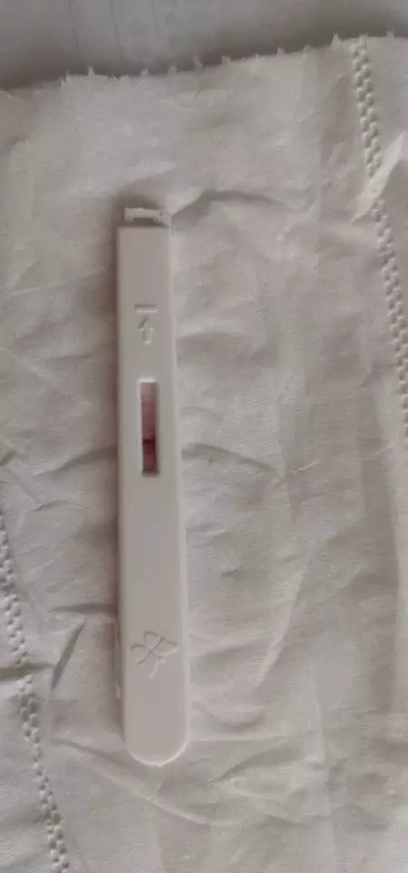 驗孕棒右邊一條杠什麼意思：驗孕棒一條紅線是什麼意思求解