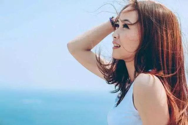 3、若是一個已婚男子至心喜歡你，他是不會跨界勾通你，只會制止自己，默默的關注你，對吧！會和你距離