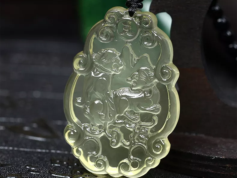 屬相狗適合戴什麼水晶：屬狗戴什麼顏色的水晶