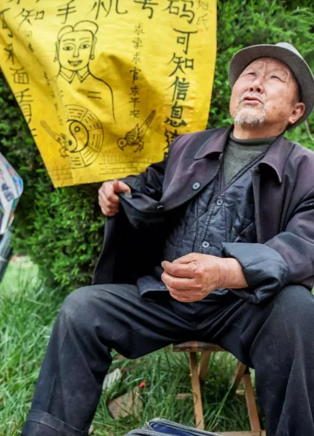 2、算命的說我媽媽40歲去世，我不信，我媽媽今年37歲，你們相信算命的嗎 ，是真的假的
