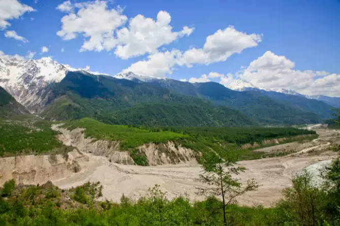 屬相白吃山崩意思是什麼：山崩地裂的崩的讀音