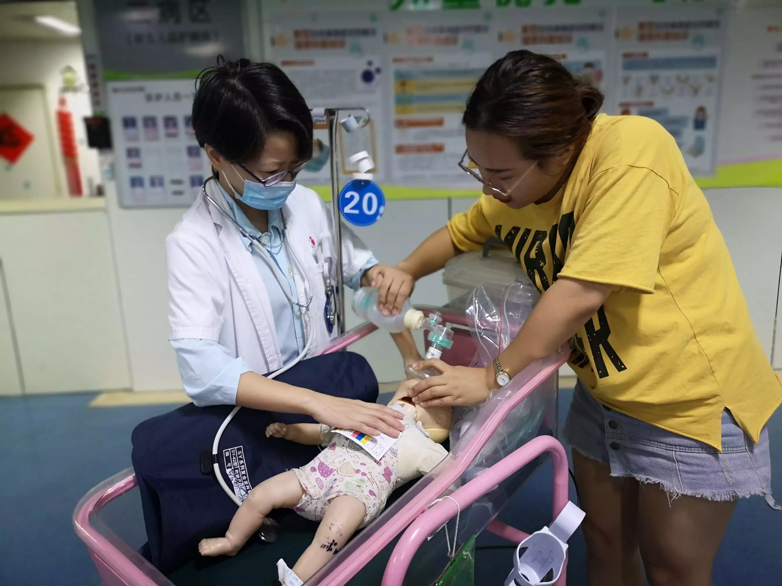 1、轉運突發病情變化演練劇情:簡述大型突發時如何進行傷員分類以及處理原則。