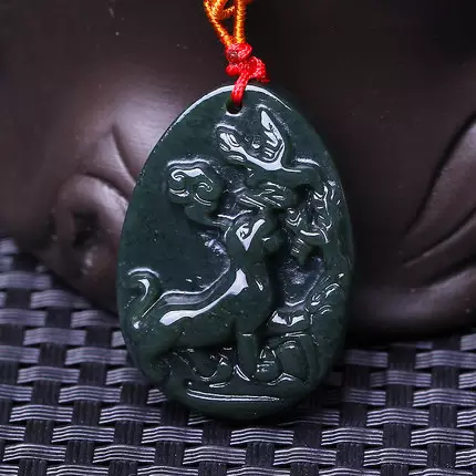 屬蛇男帶什麼屬相玉墜好：屬蛇的生肖帶什麼吊墜對照好