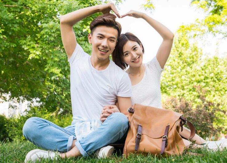 2、男女兩個人緣分很深的表現:男女特別有緣分的表現