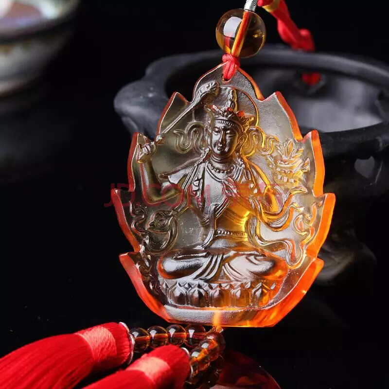 81年的雞適合佩戴什麼屬相的飾品：屬雞的人佩戴什麼屬相的飾品好