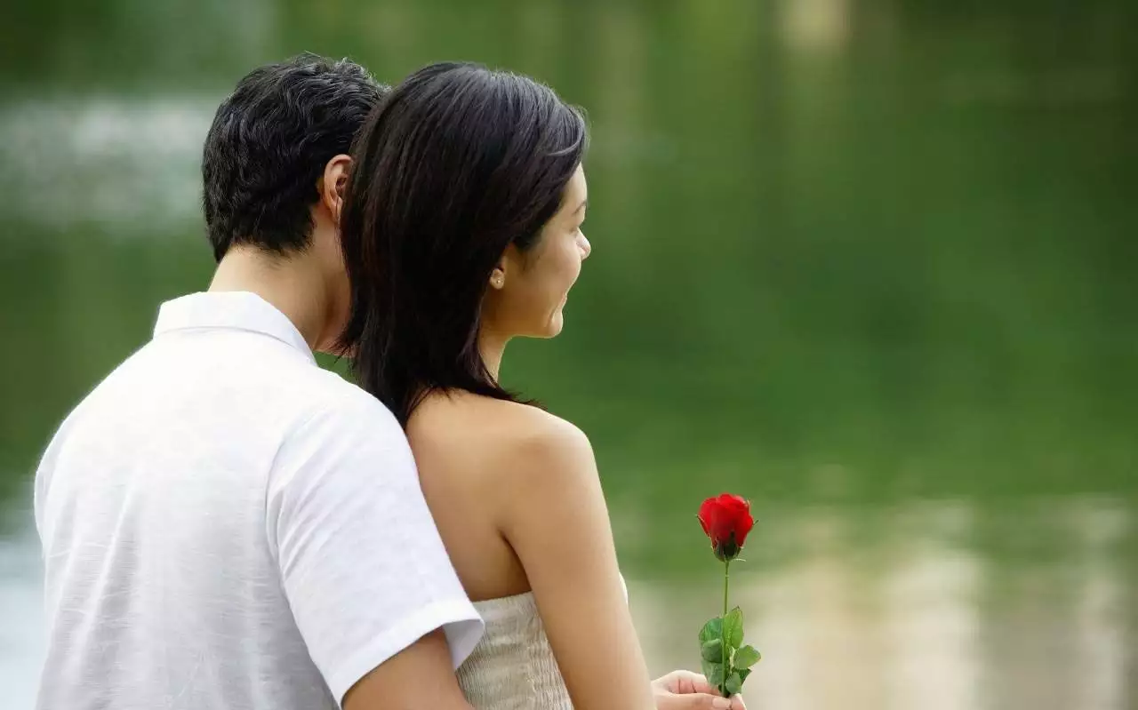 3、兩個人天天見面多久會膩:熱戀中的男女朋友見面一般都是多久見一次面