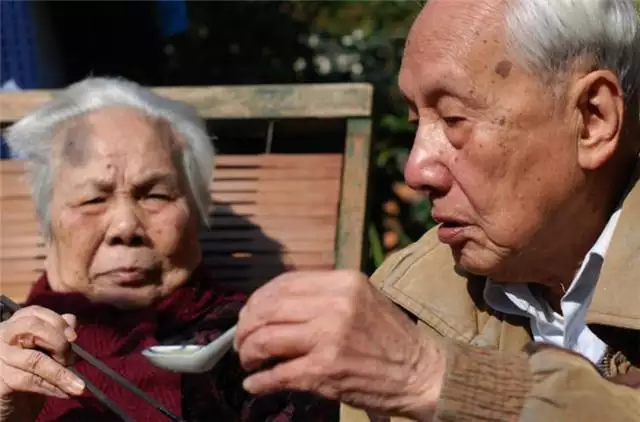 2、80歲夫妻幾天一次對身體好:老年人多長時間一次最合適