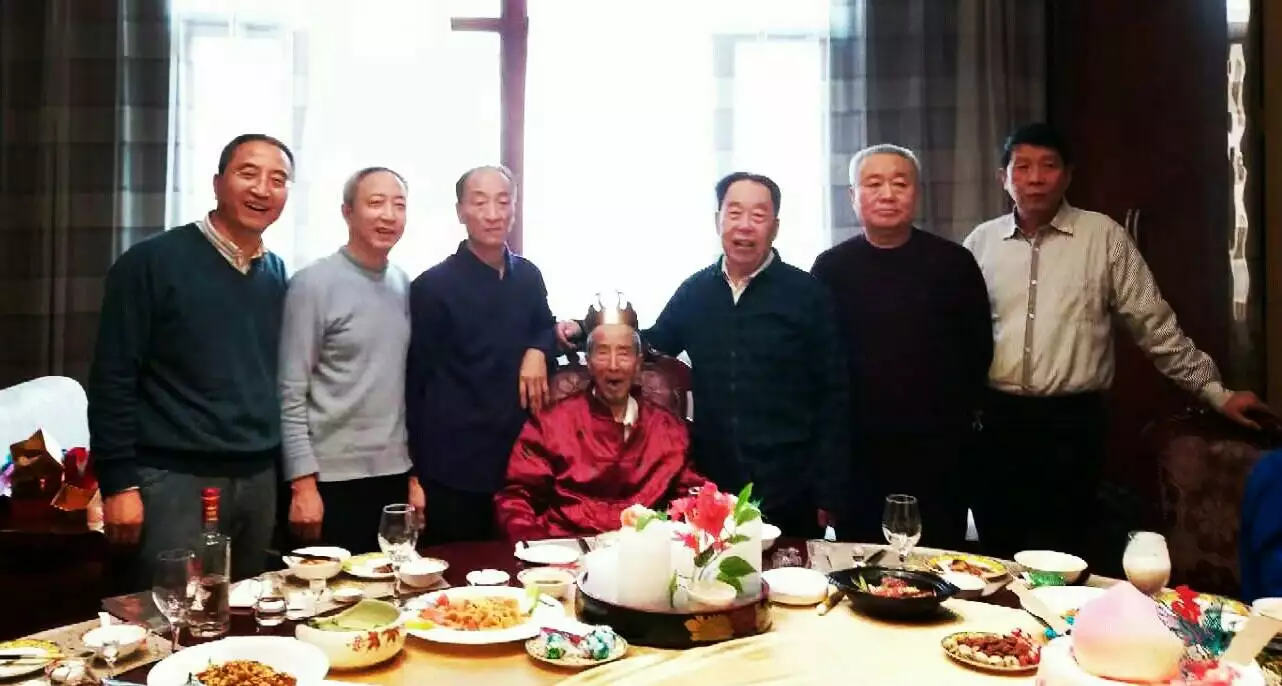 蛇頭龍尾的屬相按哪個：寧做蛇頭,不做龍尾。 是什麼意思。 對不對