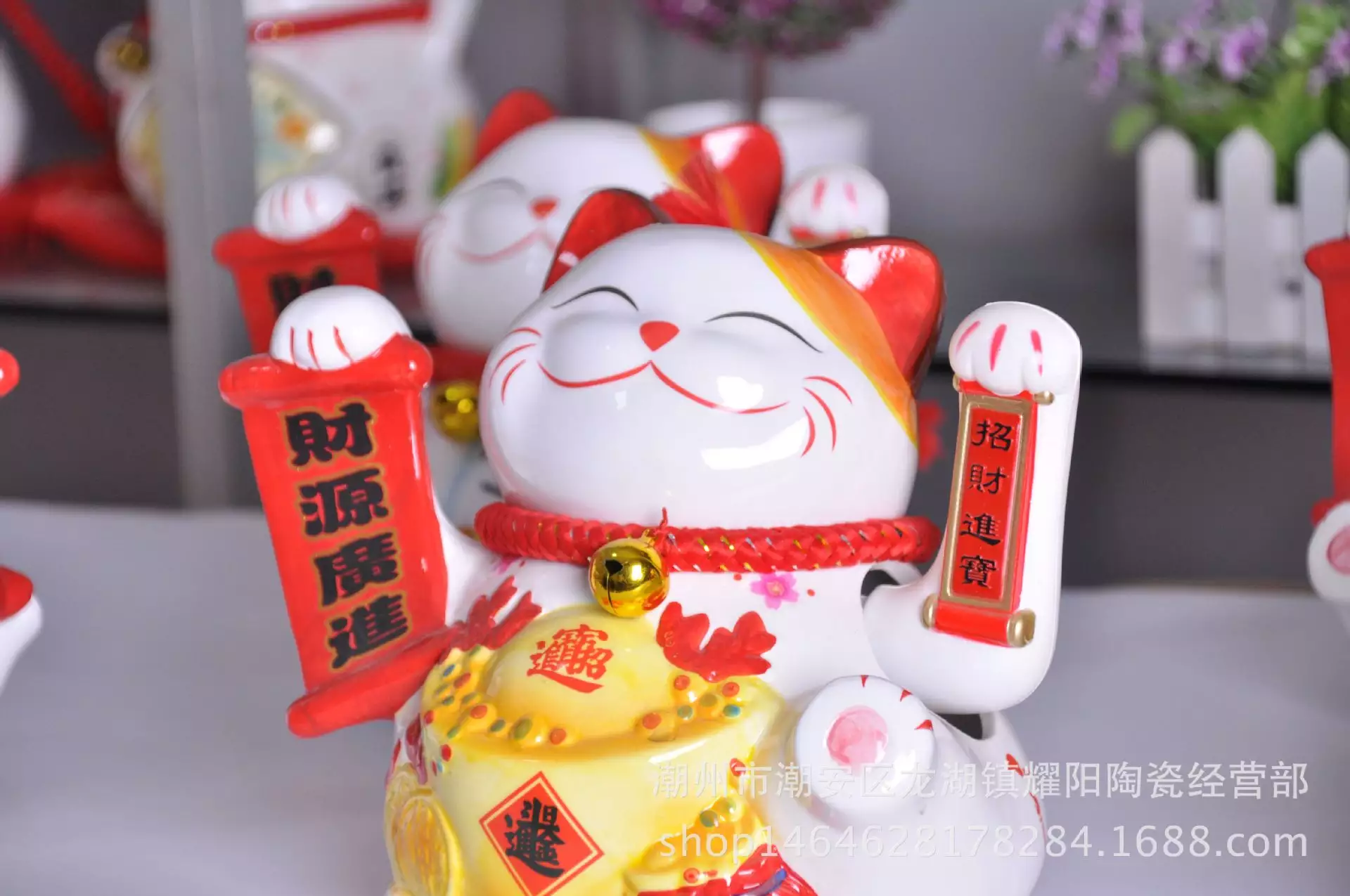 2、招財貓位置擺放一般在哪兒:據說招財貓的擺放位置很有講究，放在辦公室應該怎麼擺