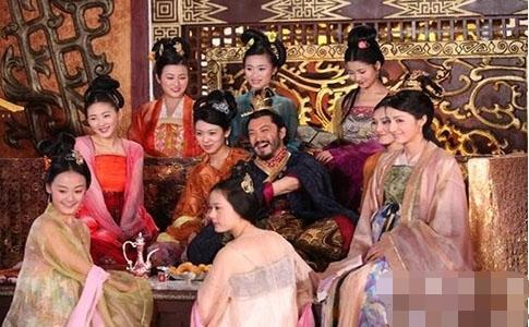 2、深宮曲皇子性格幼稚如何婚配:《深宮曲》中皇帝性格是什麼樣的？