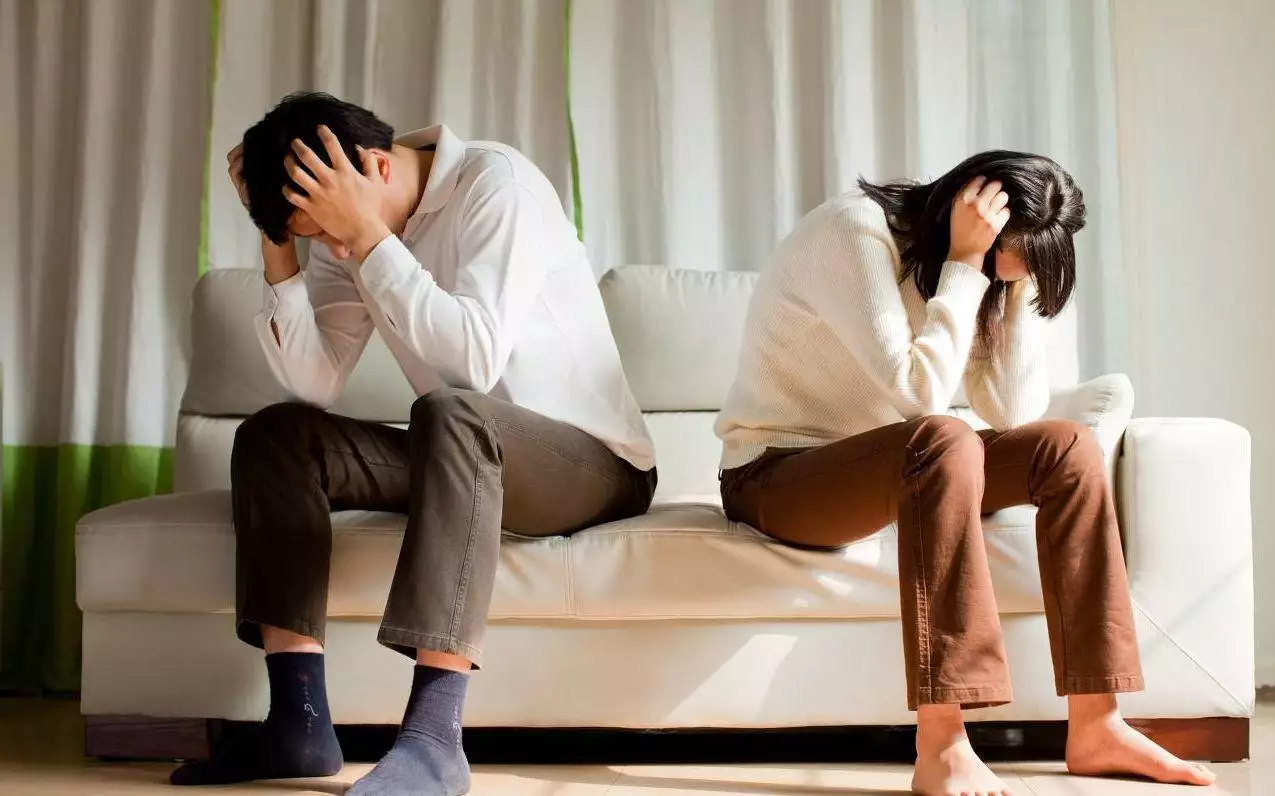 1、若是一個男子經常出軌在外面有女人但反面妻子仳離都說明他愛的是妻子嗎？
