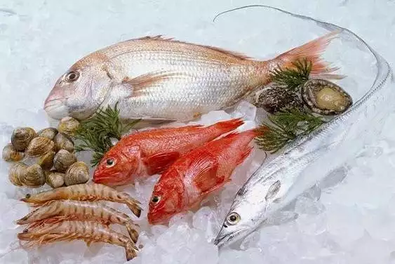 女人夢見好多死魚和蝦：夢見抓住好多快要死的魚和蝦。
