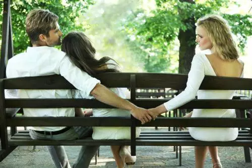 2、出軌男在婚姻中出現的原因是什麼:男人婚內出軌的原因都有哪些？
