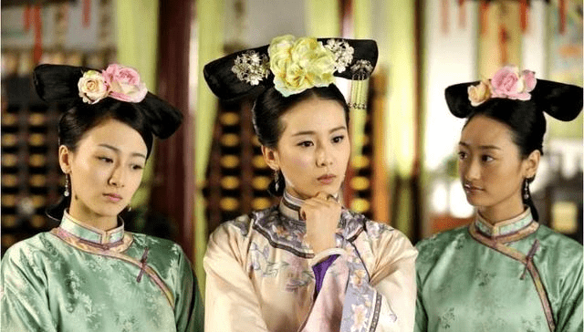 3、是本穿越 女主穿過去是大公主,名字忘了,小名叫九兒,嫁給了別國做王妃,后又被弟弟接回宮,還有她弟弟喜