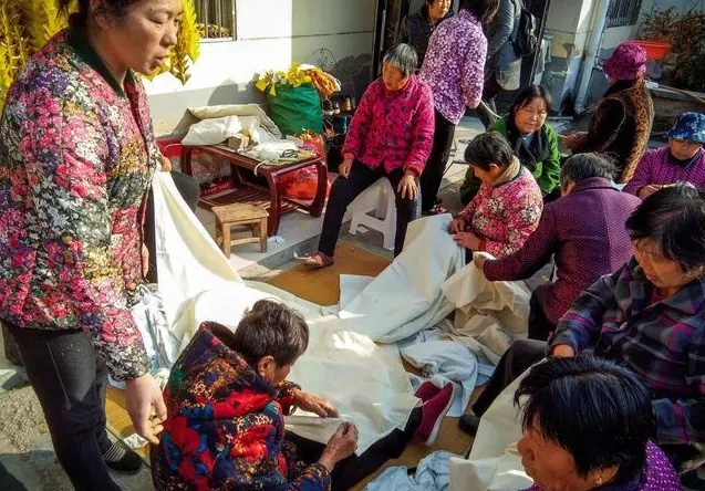 2、老人去世后張着嘴是吉:為什麼老人說，人死咽氣的時候呼出的一口氣不能近身？
