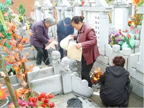 5、親人去世生肖相衝可以去送嗎:老公的去世了,我的屬相和他相衝,能送他去殯儀館嗎