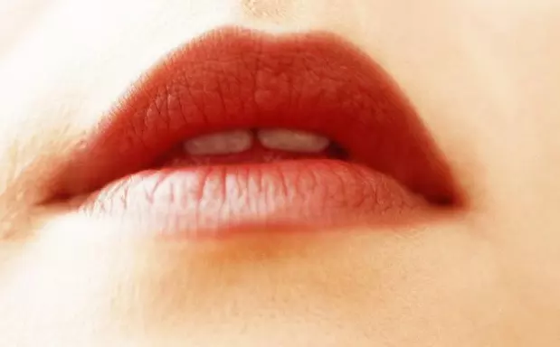3、女人上唇薄下唇厚代表什麼:嘴唇上薄下厚的女人
