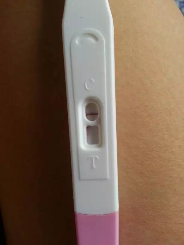 驗孕棒一直線一斜線圖：驗孕棒只有一條線