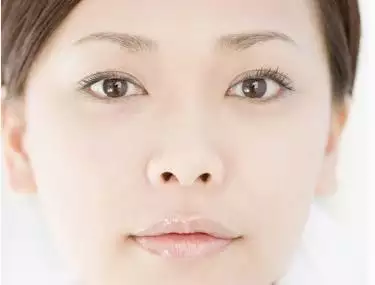 女人五官哪裡代表財運：五官中財運在那。鼻樑平好嗎也是分人嗎