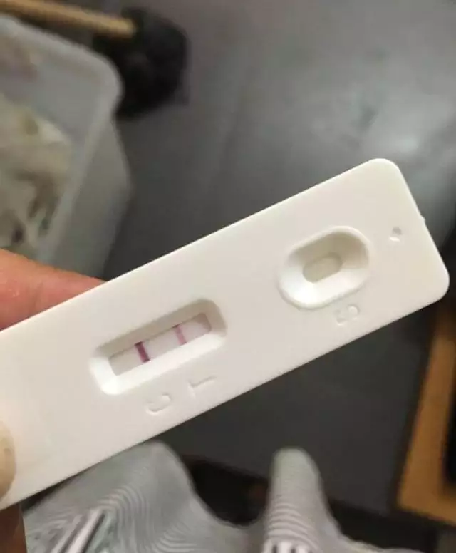 剛剛懷孕驗孕棒一深一淺：驗孕棒測了兩次一深一淺是怎麼回事？