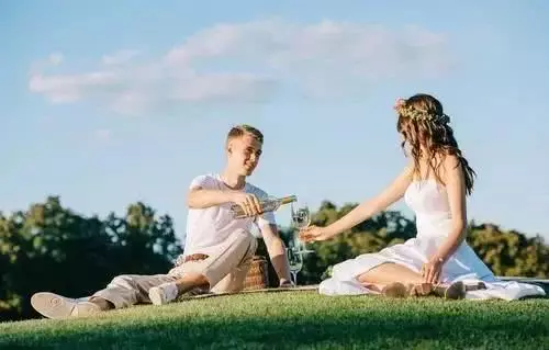 1、如何看待婚內出軌的男人:現在的男人怎麼婚前婚後的都出軌？