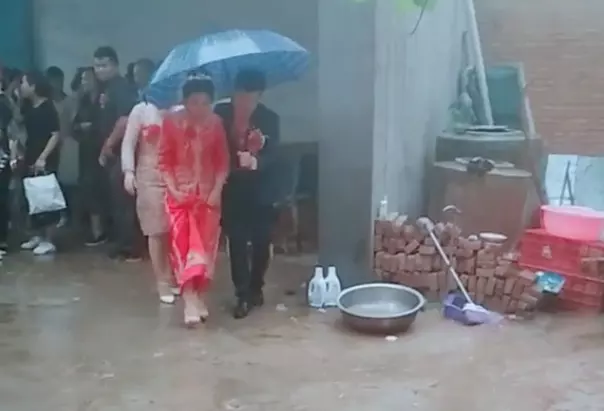 3、結婚下雨新娘命苦嗎:有人說，結婚當天要天下雨，新娘子今後厲害.是這樣嗎