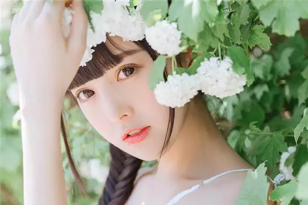 藝名起名網免費取名女疊字：女生藝名,名字里最好帶一個‘晴’字。急需。