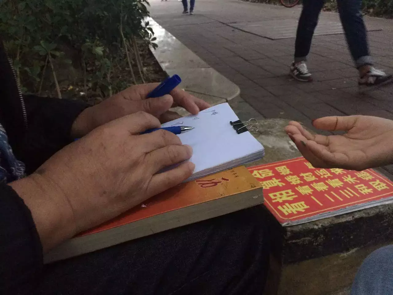 6、算命先生說我姻緣線斷了:算命說我的姻緣不好必須要斷，我該信嗎？