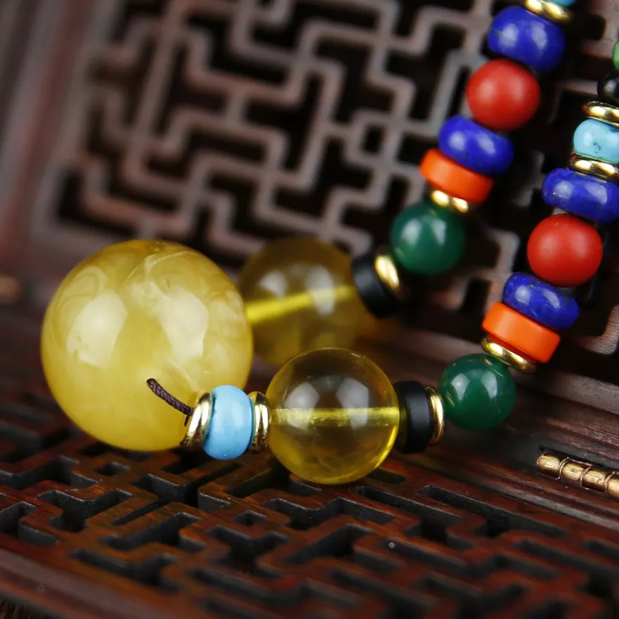 87年生人屬相兔的人適合戴蜜蠟：12生肖適合佩戴什麼手串