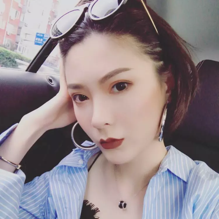 4、屈辱伺候情侶主vk:《全民k歌的紅人Vk的經歷》