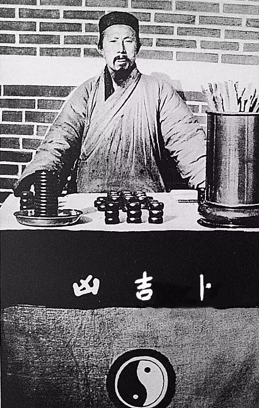 2、算命說頭婚是什麼意思:算命說命硬必須找二婚的，頭婚的必須胸前有倆顆黑痣的是什麼意思
