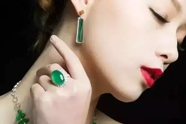 3、三種女人不適合戴翡翠:人有三種玉不能戴是哪三種